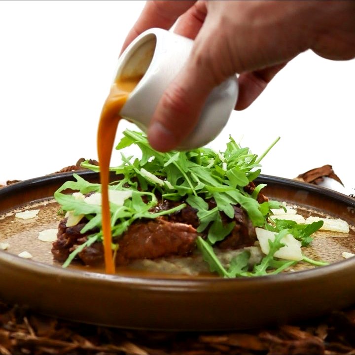 Viande fondante à la sauce, roquette et parmesan