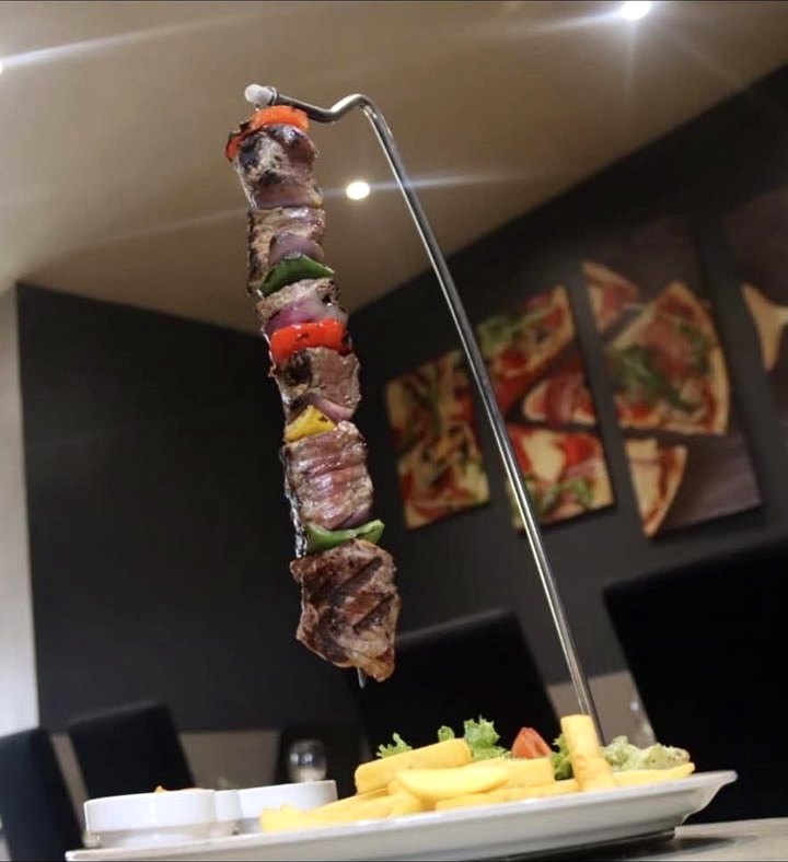 Brochette suspendue viande et légumes grillés