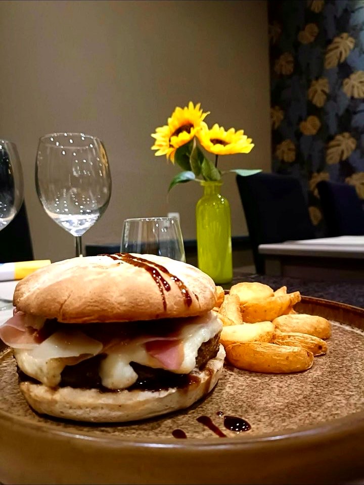 Burger artisanal, fromage fondu et pommes grenailles