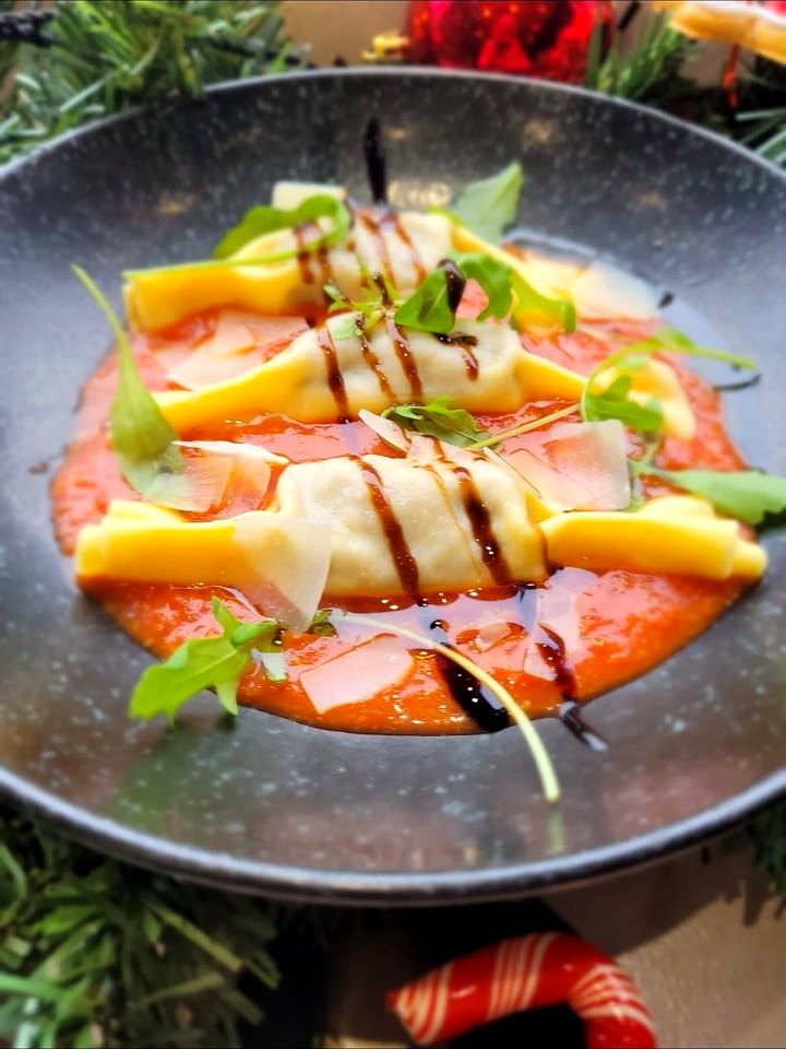 Raviolis maison, sauce tomate et parmesan